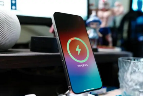 玛纳斯苹果15换屏服务分享用什么充电器给iPhone15充电更好 